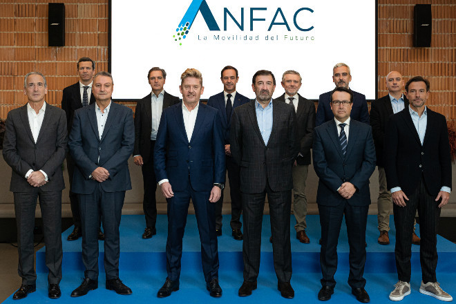 La junta directiva de Anfac con su presidente, Wayne Griffiths, en el centro.