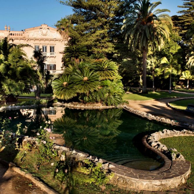 Uno de los inmensos jardines de la villa