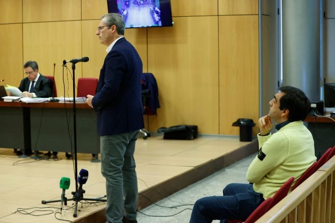 El expresidente de la Real Sociedad Iñaki Badiola (sentado) escucha la declaración como testigo del diputado general de Gipuzkoa, Markel Olano.