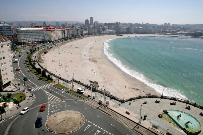 Vista de las playas de Riazor y Orzán, en A Coruña.