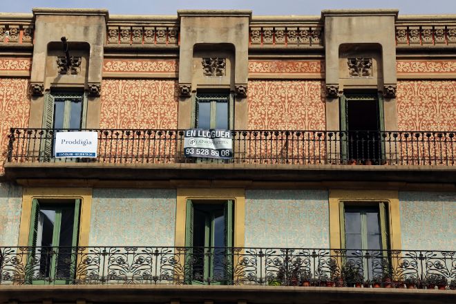 Cartel de viviendas en alquiler en una finca modernista de Rambla Catalunya, en el distrito barcelonés del Eixample.