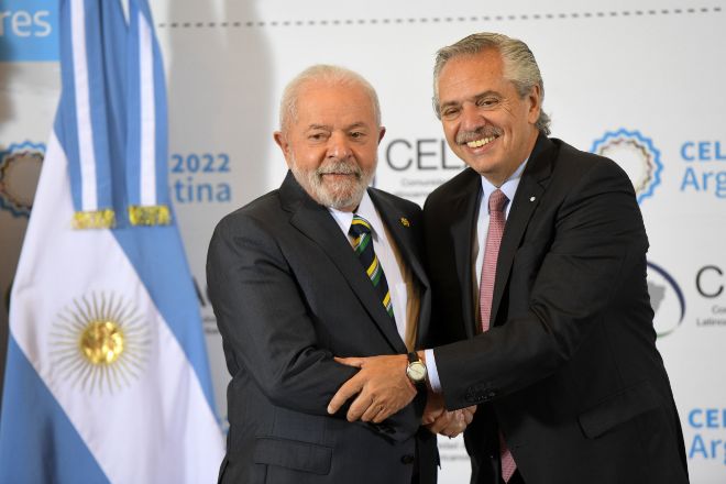 Una divisa común para Brasil y Argentina ayudaría a la región a avanzar hacia la integración, pero la dispar situación económica que atraviesan ambos países genera dudas sobre si será factible.