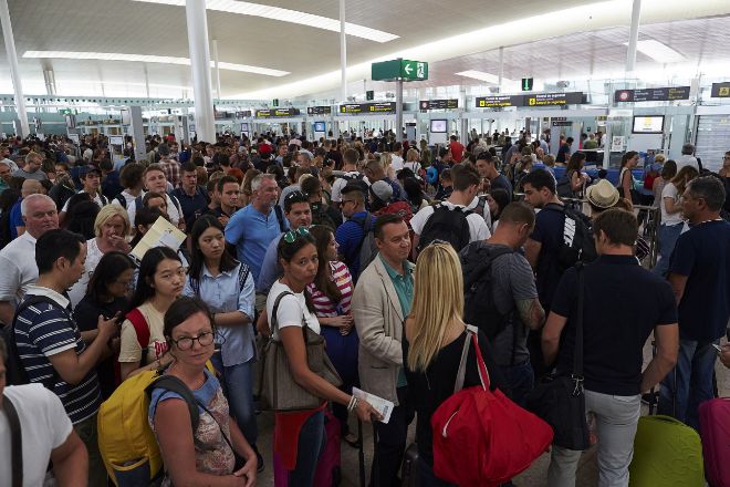 Largas colas en los controles de seguridad del aeropuerto Barcelona-El Prat.