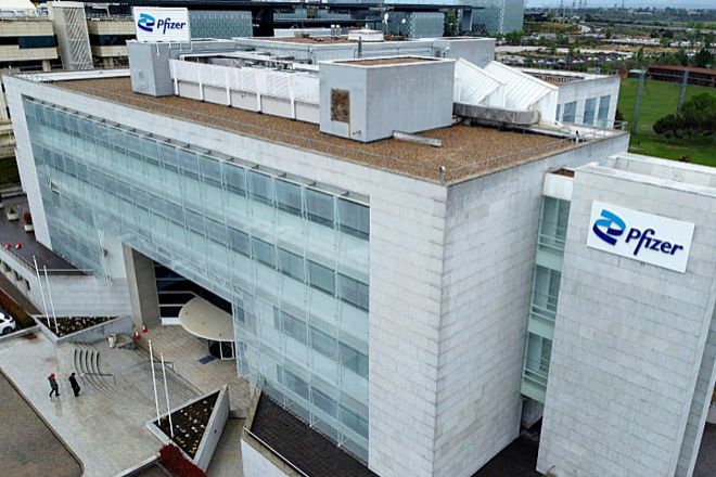 Pfizer comprará energía con certificado de origen renovable para sus oficinas  en España e instalará paneles fotovoltaicos en su planta de San Sebastián de los Reyes (Madrid).