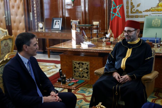 El presidente del Gobierno central, Pedro Sánchez, el pasado abril junto al Rey de Marruecos, Mohamed VI.