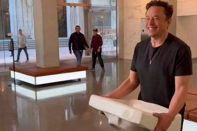 Elon Musk llega a la sede de Twitter tras comprar la empresa con un lavabo.