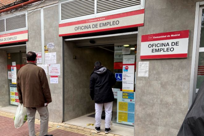 El año arranca con 70.744 parados más y la destrucción de 215.047 empleos