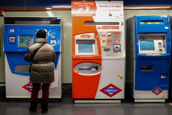 Una mujer compra un bono transporte en el metro de Madrid.