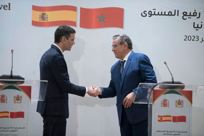 El presidente, Pedro Sánchez, y el jefe del Gobiero marroquí, Aziz Akhannouch, en la cumbre que tuvo lugar en Rabat.