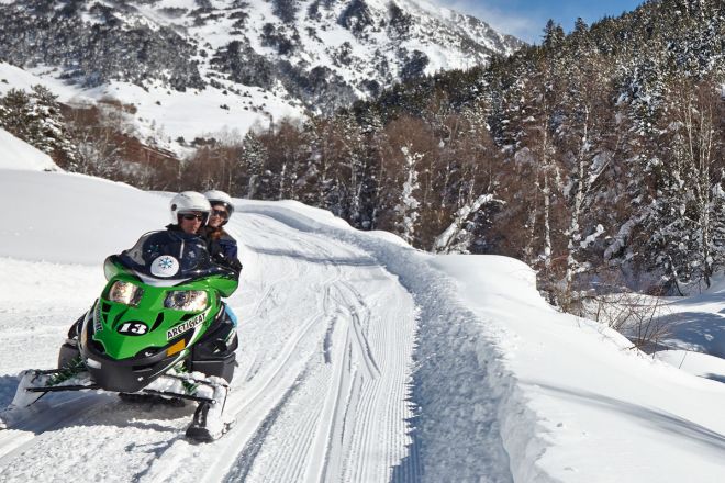 La zona es perfecta para esquiar o hacer rutas en moto de nieve, que es tambin una de las formas de trasladarse entre el chalet y el resort.
