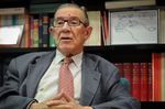 Muere el economista Juan Velarde a los 95 años