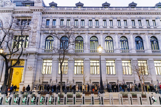 Decenas de personas hacen cola para contratar Letras del Tesoro en el Banco de España.