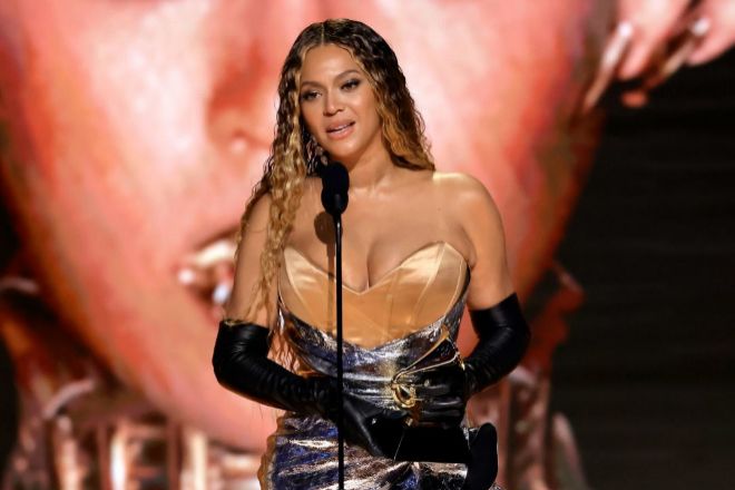 Beyoncé recoge el Grammy que le otorga el récord histórico de artista más galardonada.