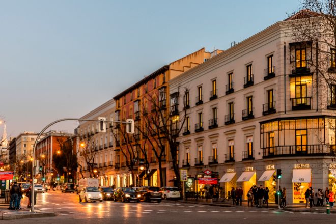 Vistas de la calle Serrano en el barrio Salamanca, una de las zonas preferidas de los inversores extranjeros para comprar en Madrid.