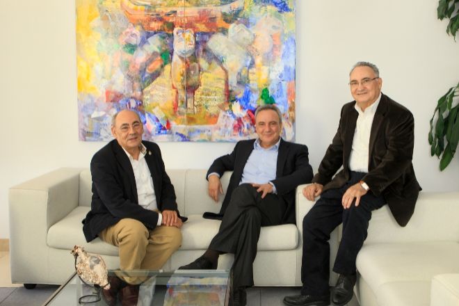 José, Francisco y Eduardo Martínez-Cosentino, fundadores y propietarios de Cosentino, mantendrán el control de la compañía.