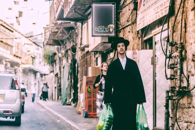 Un judío ultraortodoxo en Jerusalén con bolsas de plástico desechables, cuyo uso se ha convertido en un nuevo elemento identitario para esta corriente del judaísmo que se caracteriza por la observancia estricta de los preceptos de la Torá.