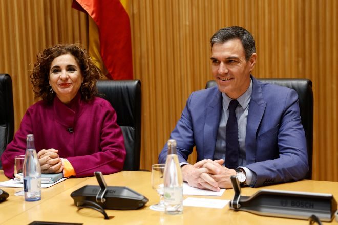 El presidente del Gobierno, Pedro Sánchez, junto a la ministra de Hacienda, María Jesús Montero.
