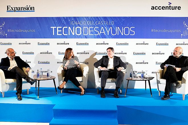 Ángel García, de Google; Julia Velasco, de Vodafone; y Andrés Vicente, de Ericsson, junto a Ignacio del Castillo, de Expansión.