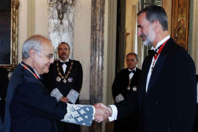 El rey Felipe VI saluda al juez de la Audiencia Nacional e instructor del caso del 'procés' Pablo Llarena.