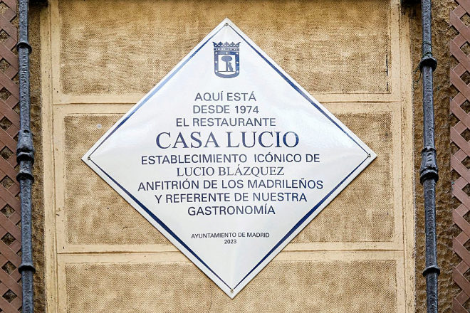 Placa conmemorativa en homenaje a Casa Lucio