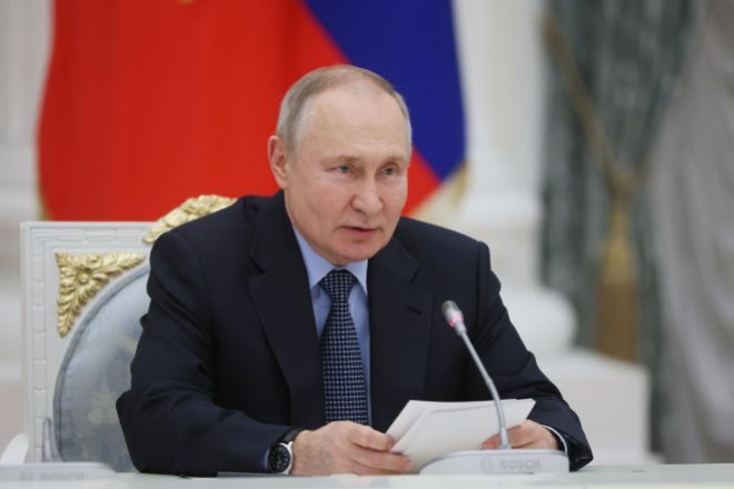 Rusia recorta la producción de petróleo e impulsa la cotización