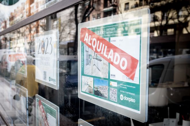 La oferta de vivienda en alquiler se hunde un 40% en Madrid y Barcelona