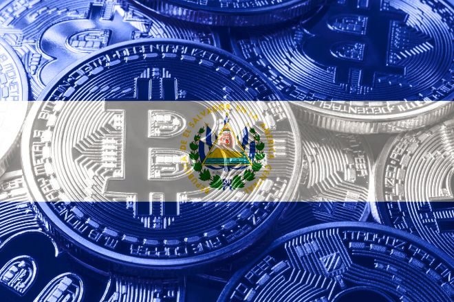 Bandera de El Salvador con monedas de bitcoin