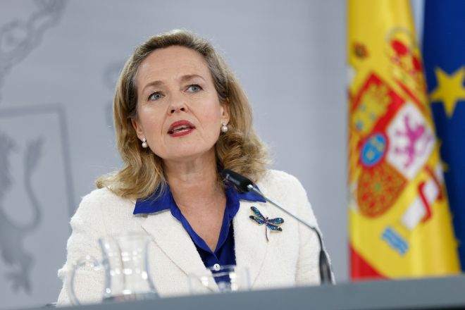 Calviño asegura que tomarán medidas de «máximo impacto» para afrontar la subida de precios