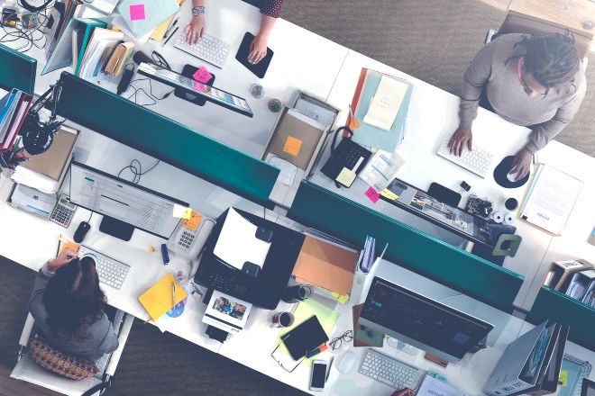 Los 43 sectores que crean empleo en España a pesar del frenazo de la economía