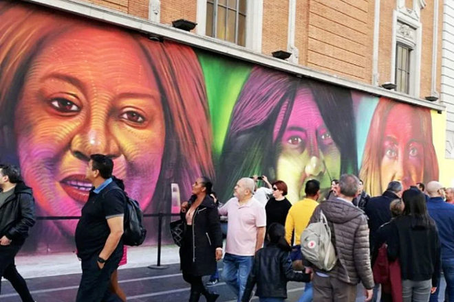 Mural feminista en la Gran Va madrilea