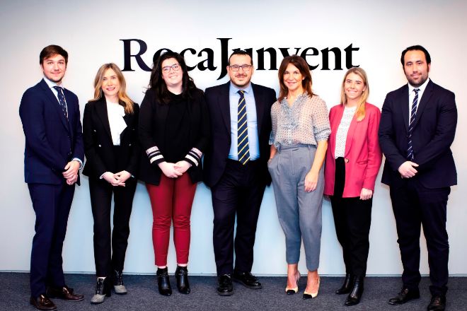 El equipo de laboral de RocaJunyent en Madrid formado por Rubén Salas, Amaia García, Clara Croizat-Viallet, Alberto Novoa (socio), Rosa Rodríguez (socia), Rosario Obando y Rubén González.