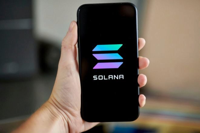Logo de Solana en un móvil