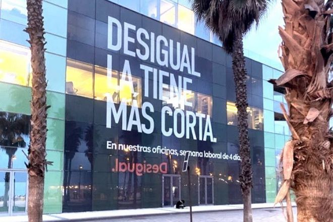 Slogan de Desigual en su sede de Barcelona tras lograr el respaldo del 86% de su plantilla a la semana laboral de 4 días.