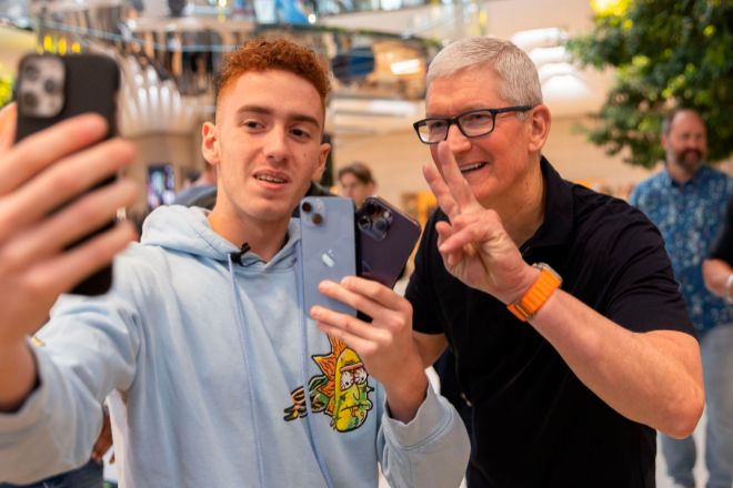 Tim Cook, el consejero delegado de Apple, se hace un 'selfie' con un joven en una tienda de la compañía.