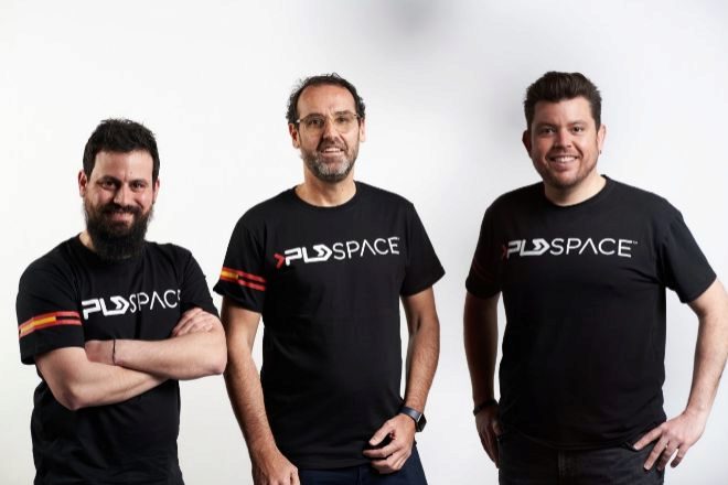 En los extremos los cofundadores de PLD Space, Raúl Verdú y Raúl Torres, flanquean al presidente ejecutivo, Ezequiel Sánchez Cascales