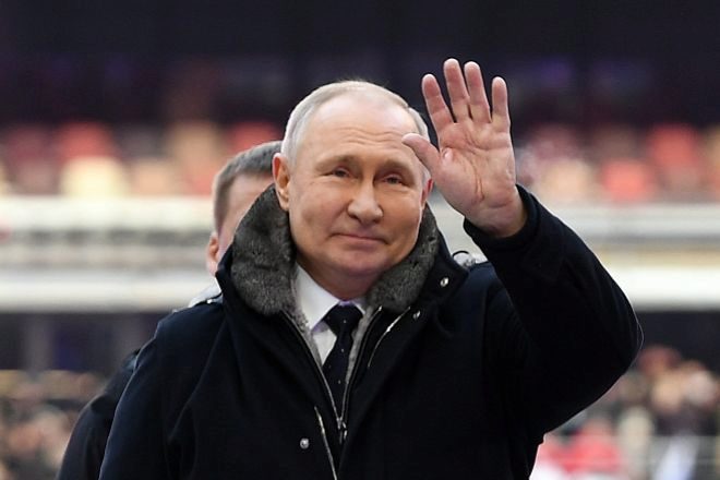 El presidente ruso Vladimir Putin asiste al mitin-concierto en el Estadio Luzhniki en Moscú, Rusia.