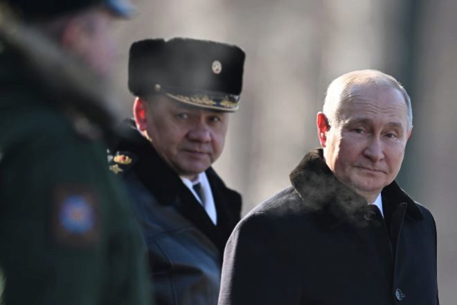 El presidente ruso, Vladímir Putin, junto a su ministro de Defensa, Sergei Shoigu, ayer en Moscú.