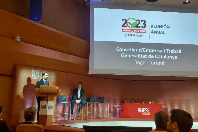 El conseller Roger Torrent (izquierda) y el presidente ejecutivo de Celsa, Francesc Rubiralta, en el acto celebrado este viernes en Barcelona.