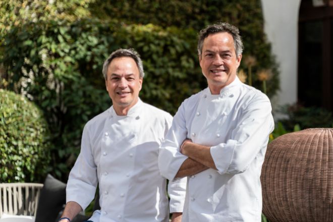Sergio y Javier Torres, retratados en el jardín del Hotel Palacio de los Duques Gran Meliá, donde se ubica su restaurante Dos Cielos.