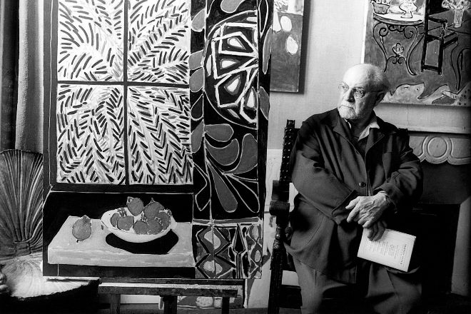 Matisse fotografiado por Michel Sima en 1948 con su obra "Le rideau égyptien" en su villa Le reve en Vence.