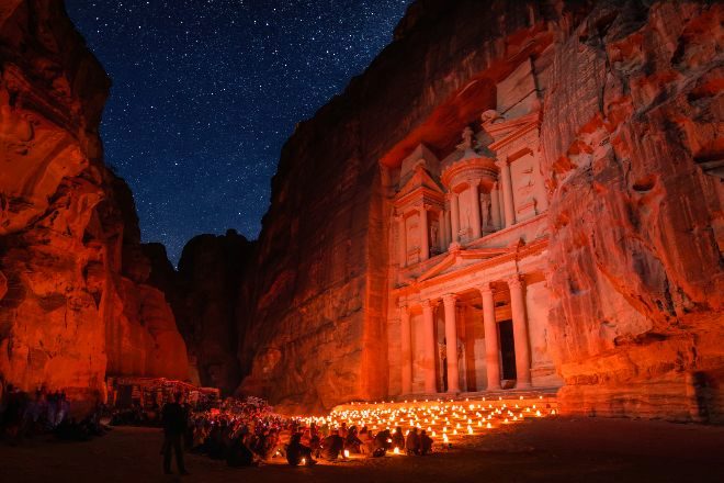 'Petra by night' se celebra algunas noches de la semana y permite escuchar música en el Tesoro iluminado por velas.