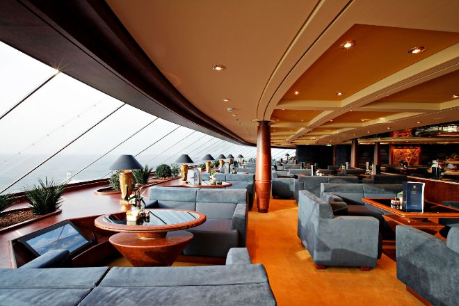 El Top Sail Lounge sirve durante todo el día bebidas, aperitivos y  postres. Es el sitio perfecto para tomar algo viendo el mar desde los enormes ventanales panorámicos.