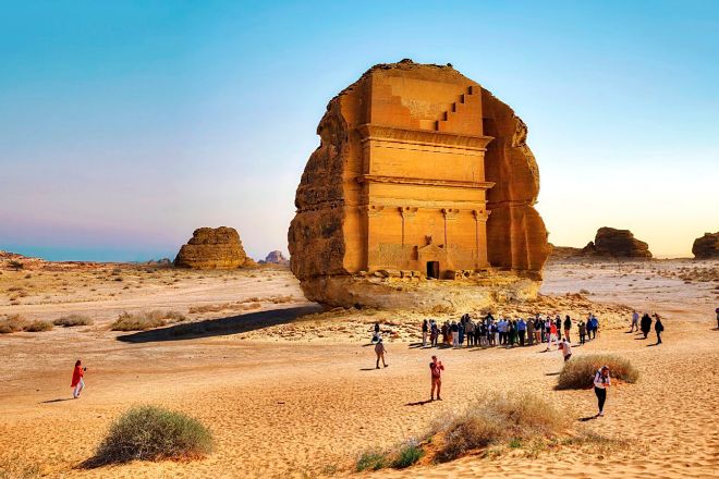 En Arabia, la tumba inacabada de Qasr Al Farid, también llamada Castillo Solitario, es la más espectacular de la gran necrópolis de Hegra, construida por los nabateos en el siglo I.