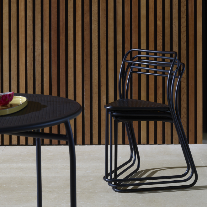 Quartier de Camille Blin es un diseño audaz que parece haberse esbozado en línea continua sobre el acero inoxidable. Mesa, 1.180 euros; silla, 570 euros.