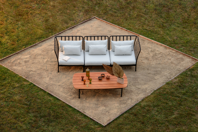 Primera colección de muebles outdoor de Constance Guisste, cómo no, para Tectona y con motivo del 45 aniversario de la marca en 2022. Consta del sofá Chelsea en aluminio termolacado y dos mesas también de aluminio con tablero de teca.  