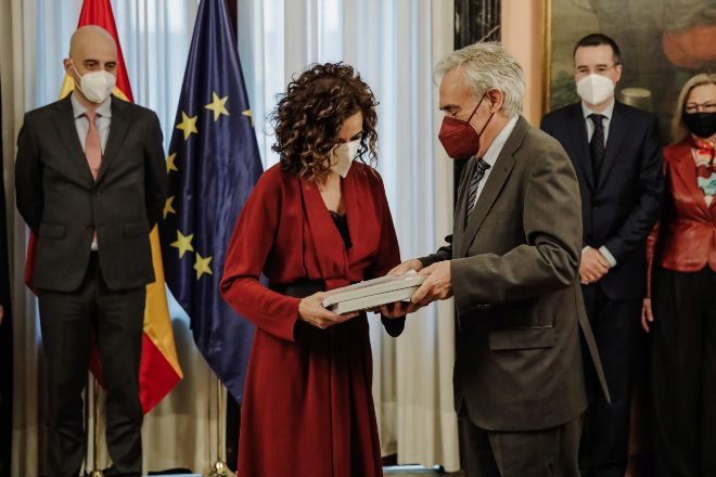 La ministra de Hacienda, María Jesús Monter recibe el Libro Blanco de la reforma fiscal de manos del presidente del Comité de Expertos, Jesús Ruiz-Huerta, el 3 de marzo de 2022.