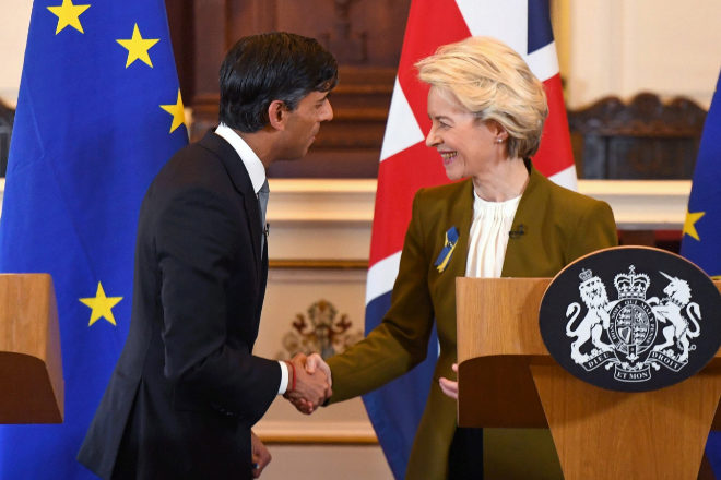 El primer ministro, Rishi Sunak, con la presidenta de la Comisión Europea, Ursula von der Leyen.