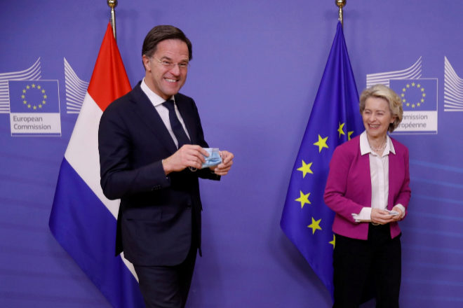 El primer ministro holandés, Mark Rutte, con la presidenta de la Comisión Europea, Ursula von der Leyen.