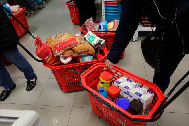Los supermercados franceses acuerdan rebajar algunos productos a costa de su beneficio