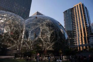 Attendees gather outside of the lt;HIT gt;Amazon lt;/HIT gt;.com Inc. Spheres ahead of the company's product reveal launch event in downtown lt;HIT gt;Seattle, lt;/HIT gt; Washington, U.S., on Wednesday, Sept. 27, 2017. lt;HIT gt;Amazon lt;/HIT gt; will unveil new gadgets at an event in lt;HIT gt;Seattle, lt;/HIT gt; joining the rush of technology products vying for consumers' attention as the holiday shopping season approaches. Photographer: Daniel Berman/Bloomberg lt;HIT gt;SEDE lt;/HIT gt; DE lt;HIT gt;AMAZON lt;/HIT gt; EN lt;HIT gt;SEATTLE lt;/HIT gt;, WASHINGTON (EEUU)